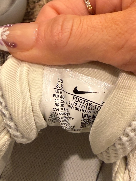 Nike V2K Run sneakers in white and silver - Picture 5 of 5